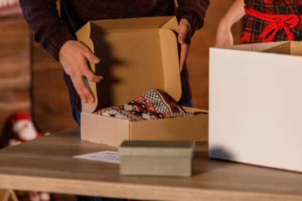 Stylish custom mailer box for e-commerce clothing, improving brand image and customer unboxing satisfaction.